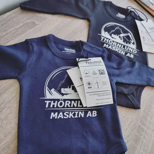 Marinblå babybodys med vitt transfertryck för Thörnlund Maskin AB